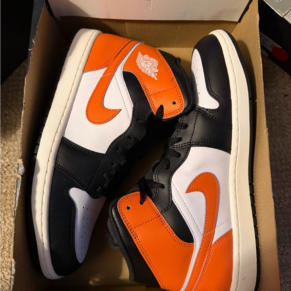 Nike Air Jordan 1 Mid - Picture 3 of 5